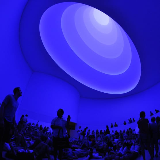James Turrell: el mago de la luz, los colores y los espacios infinitos